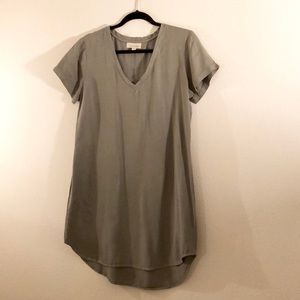 Short sleeve v-neck dress